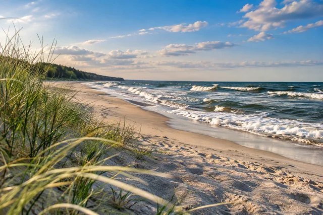 Ilustracja AI: Plaża w Mielnie